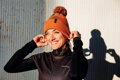 Gorra YUKI POM naranja